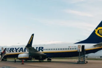 Літак авіакомпанії Ryanair на фоні термінала перед посадкою пасажирів