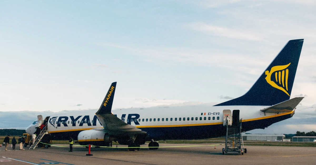 Літак авіакомпанії Ryanair на фоні термінала перед посадкою пасажирів