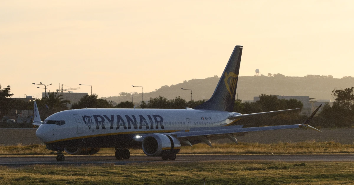 Пасажирський літак Ryanair здійснює виліт на фоні яскравого осіннього заходу сонця