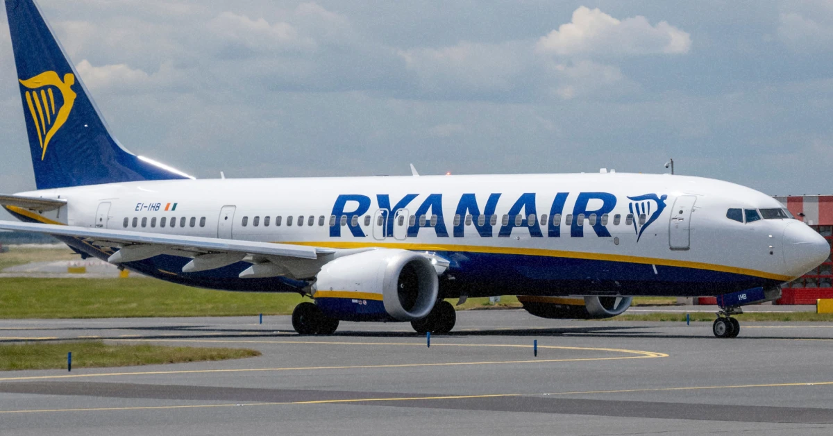ітак лоукостера Ryanair на пероні аеропорту під час посадки пасажирів