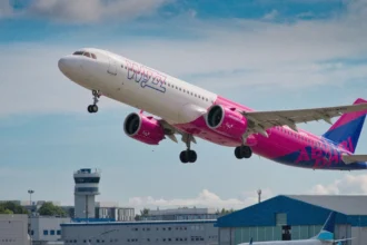 Літак лоукостера Wizz Air перед вильотом в аеропорту