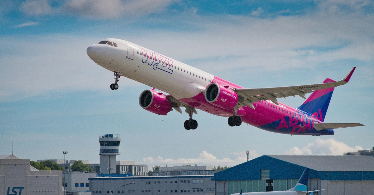 Літак лоукостера Wizz Air перед вильотом в аеропорту